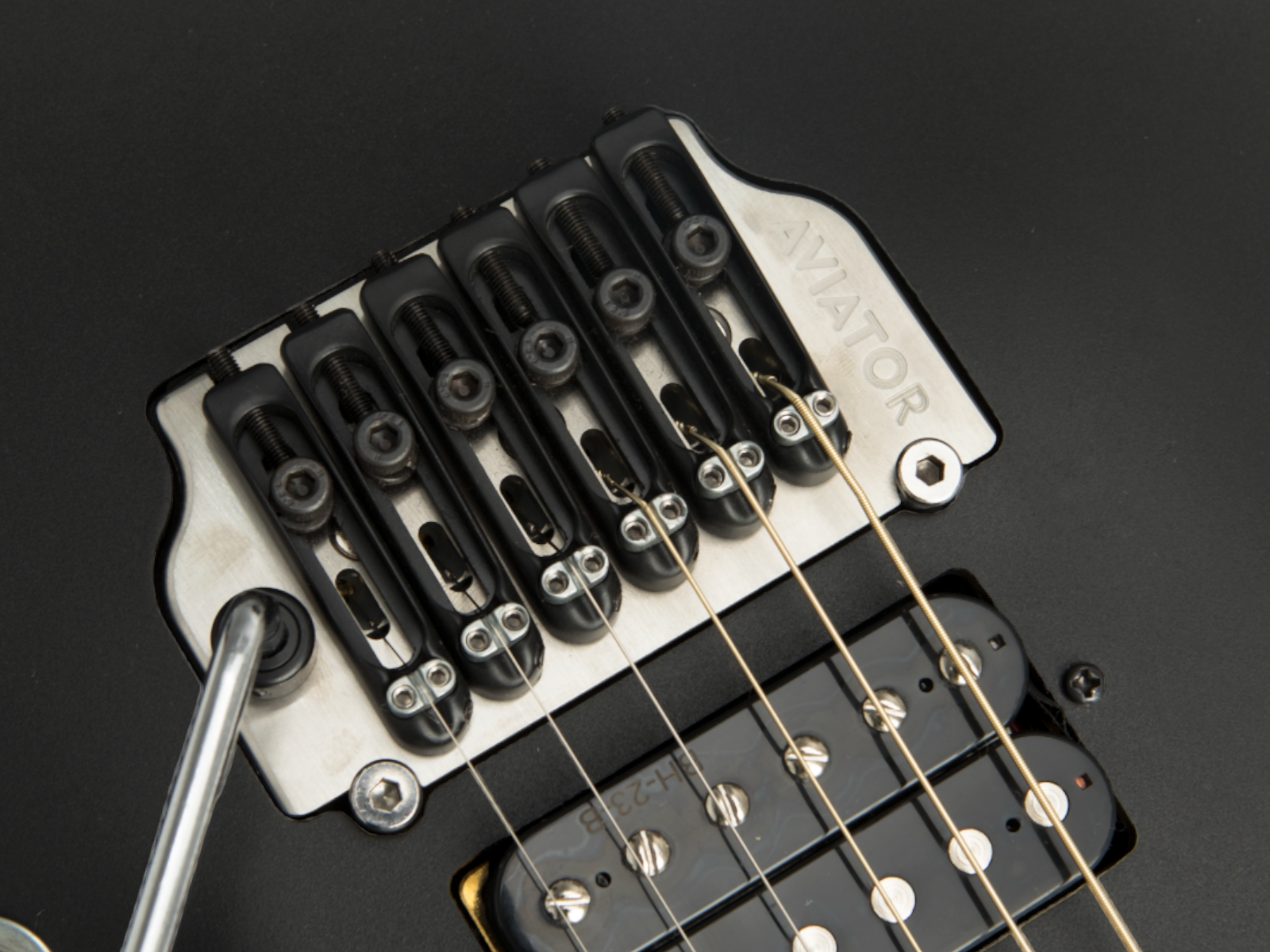 Koloss GT5 Electric Guitar with Hollow Aluminum Body - Black/White/Blue/Pink